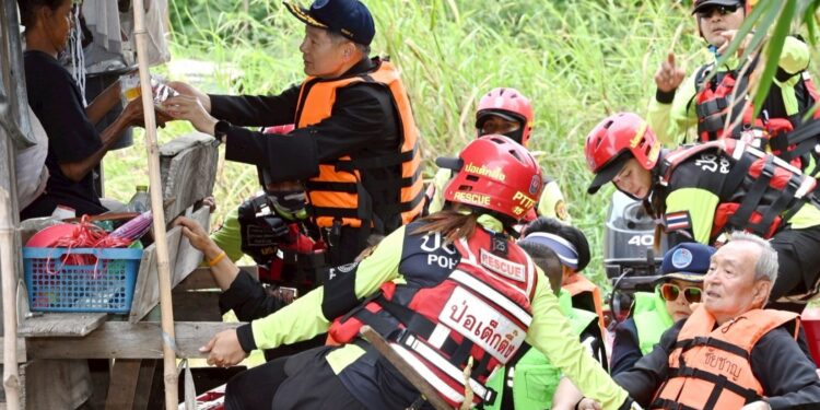 มูลนิธิป่อเต็กตึ๊ง ร่วมกับ กองอำนวยการรักษาความมั่นคงภายในราชอาณาจักร (กอ.รมน.) และมูลนิธิไทยอาสาป้องกันชาติ จัดทีมบรรเทาสาธารณภัย พร้อมรถ-เรือท้องแบน นำข้าวสาร พร้อม ชุดยังชีพฉุกเฉิน และชุดยาสามัญประจำบ้าน รวม 400 ชุด มอบให้กับผู้ประสบอุทกภัยในพื้นที่อำเภอป่าโมก และอำเภอวิเศษชัยชาญ จังหวัดอ่างทอง เพื่อถวายเป็นพระราชกุศลแด่สมเด็จพระนางเจ้าสิริกิติ์ พระบรมราชินีนาถ พระบรมราชชนนีพันปีหล