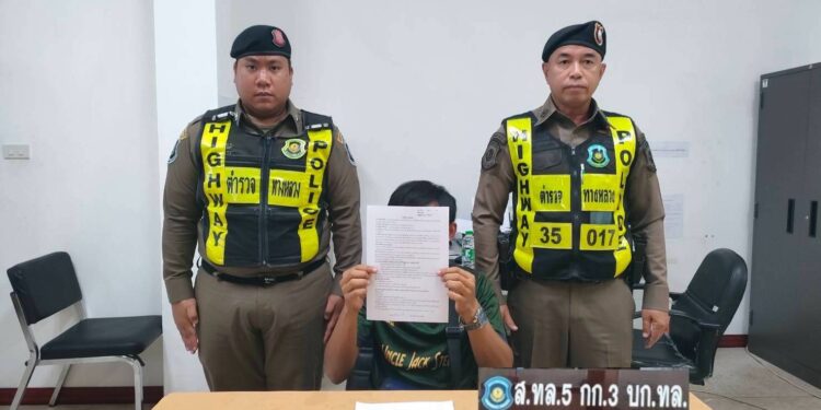 ตำรวจทางหลวงปราจีนบุรี –จับกุมแก๊งคอลเซนเตอร์ อ้างเป็นเพื่อนหลอกยืมเงินตามหมายจับศาลอาญาพระโขนง ….ความผิดฐาน “ฉ้อโกงโดยแสดงตนเป็นบุคคลอื่น” ระหว่าขับรถไม่มีป้ายทะเบียนรถ -ไม่มีใบขับขี่