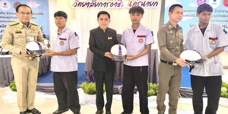 “นักเรียนรุ่นใหม่ ใส่หมวกกันน็อก” นครนายกจุดสร้างวินัยจราจร ชูเมืองปลอดภัย ลดอุบัติเหตุเป็นศูนย์!