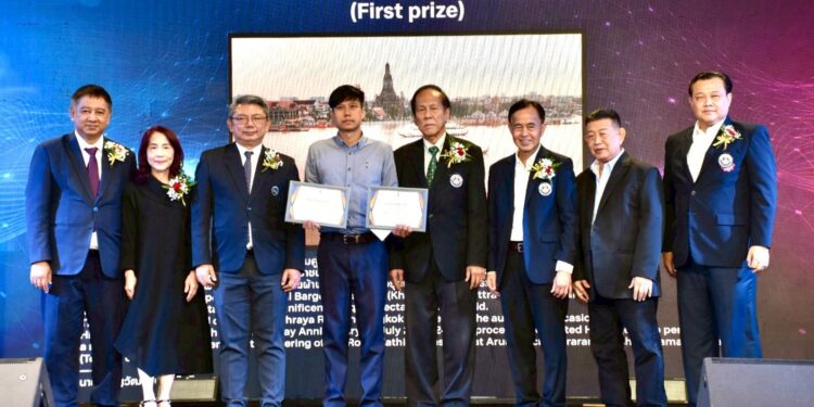 ช่างภาพไทยชนะเลิศ “การประกวดภาพข่าวอาเซียน 2025” ช่างภาพไทยคว้ารางวัลชนะเลิศ “การประกวดภาพข่าวอาเซียน 2025” และได้รางวัลรองชนะเลิศอันดับ 1 อีกรางวัล ขณะเดียวกันช่างภาพคนเดียวกันยังคว้ารางวัลชนะเลิศ “การประกวดภาพท่องเที่ยวไทย 2025” และรองชนะเลิศอันดับ 1 ด้วยเช่นกัน ส่วนภาพจากฟิลิปปินส์ ได้รองชนะเลิศอันดับ 2 และชมเชยอีก 2 รางวัล