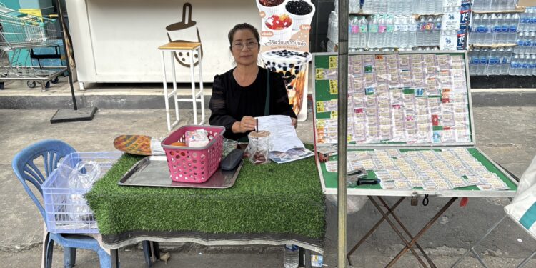 นนทบุรี วงจรปิด แม่ค้าลอตเตอรี่สุดช้ำ หญิงชราหลอกซื้อเลข อาศัยจังหวะฉก 7,500 บาท หนีลอยนวล