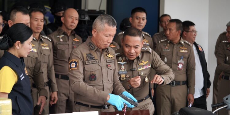 นครปฐม-ผบช.ภ.7 นำทีมแถลง รวบรักษ์ เจ้าสัว – บอย เบ็ญพาด สางปมหนี้บุกยิงเสี่ยเปี๊ยก สาหัส