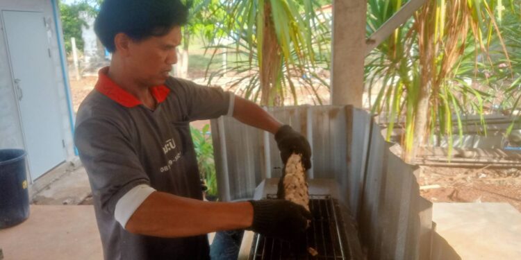 สกลนคร วิศวกรผันตัวเองมาเลี้ยงปลานิลในวงบ่อเมทัลชีทโตเร็ว สด สะอาด