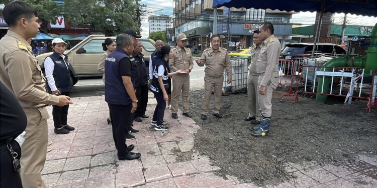 ผู้ว่าปทุมฯ เรียกทุกภาคส่วน ถกแก้ปัญหาน้ำท่วมขังในพื้นที่ปทุมธานี หลังฝนตกหนักติดต่อกัน 3 วัน