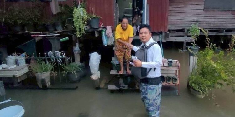 นนทบุรี “พลวัตร” กมธ.ทหาร วุฒิสภา พร้อมทีมงาน ลงพื้นที่ชุมชนท่าอิฐ มอบครีมแก้เชื้อรา น้ำกัดเท้า จำนวน 1,200 ชุด เพื่อช่วยเหลือชาวบ้านที่ประสบปัญหาน้ำท่วม