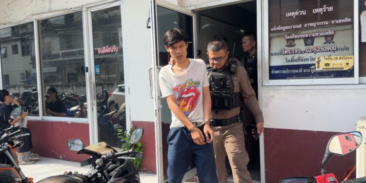 นนทบุรี คลิป ไล่ล่าระทึก! รวบ 2 โจ๋เมากัญชา-กระท่อม พกมีดรุมทำร้ายกลุ่มนักศึกษาวิศวะในร้านสะดวกซื้อ อ้างถูกมองหน้า 