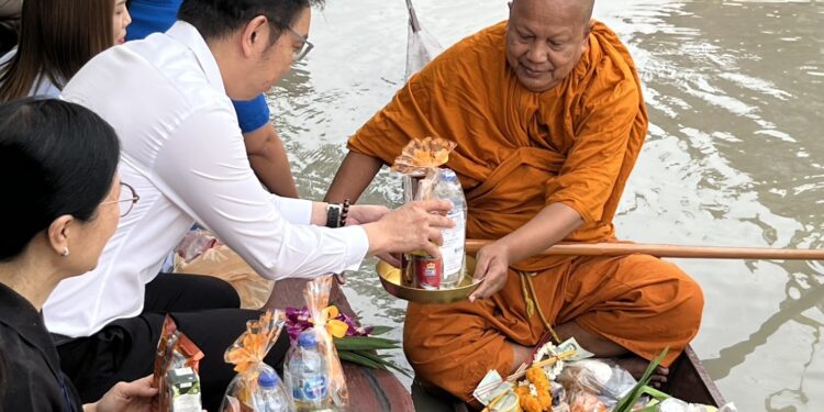 สมุทรปราการ เจ้าคุณแจ้ จัดพิธีทำบุญตักบาตรทางน้ำเนื่องในงานประเพณีลอยกระทง ประจำปี 2568