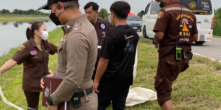 นครปฐม-รับลอยกระทงพบศพหญิงเชือดมัดเอวผูกกับแท่นปูน ลอยในคลองชล คาดถูกฆาตรกรรมอำพราง มาโยนทิ้ง