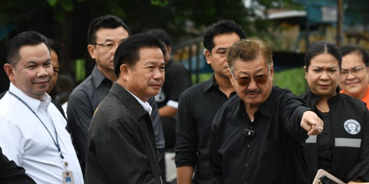 ผู้ว่าราชการจังหวัดนนทบุรีลงพื้นที่ติดตามการระบายน้ำบริเวณคลองส่วย ถนนประชานิเวศน์