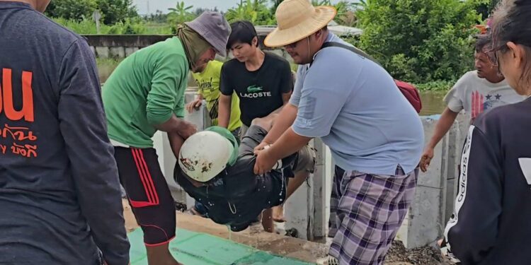 นนทบุรี สลด หนุ่มวัย 43 ปี ลมชักกำเริบ ขับขี่รถจยย.พุ่งตกคลอง ลูกชายตามหาทั้งคืนก่อนพบร่างพ่อลอยติดกองสวะ