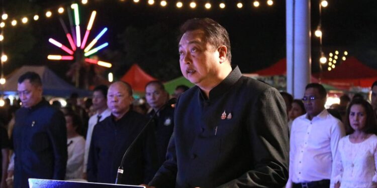 สุชาติ ชมกลิ่น” เปิดงานประเพณีลอยกระทง เทศบาลตำบลเสม็ด จังหวัดชลบุรี