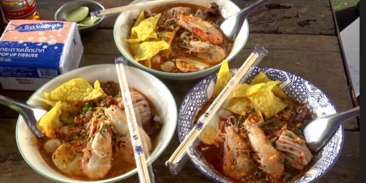 สกลนคร ชิมก๋วยเตี๋ยวทะเลร้านคูเมืองแคมป์อิ่มอร่อยราคาเบาๆ