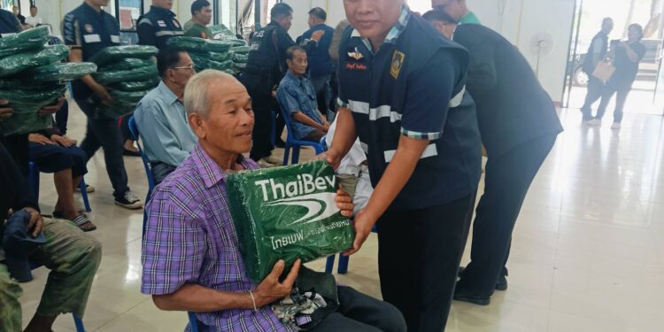 อำนาจเจริญ ปภ.มอบผ้าห่มกันหนาวจากบริษัทไทยเบฟเวอเรจจำกัดให้ประชนชาวอำเภอพนา จ.อำนาจเจริญ