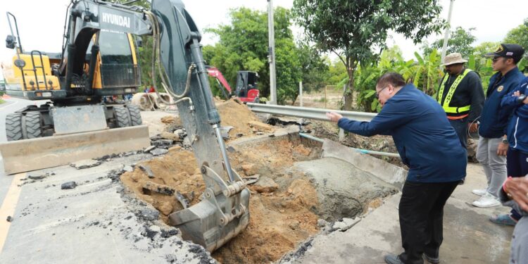 ปทุมธานี กรมทางหลวงเร่งอุดรอยรั่วหน้าโรงเรียนวัดเมตารางค์ สามโคก หลังน้ำทะลักเข้าท่วม