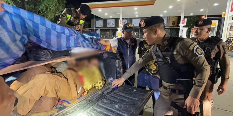 ตำรวจทางหลวงสกัดรถดัดแปลงขน 15 ต่างด้าวกลางถนนสายเอเชีย