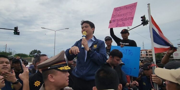 ชาวบ้านอยุธยาสุดทน! ปิดถนนประท้วงน้ำท่วมซ้ำซาก ร้องรัฐเร่งระบายน้ำ