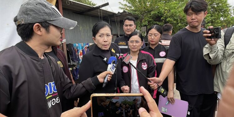 ปทุมธานี ปวีณาพาตำรวจ-พม.บุกช่วยเด็ก 7 ขวบคุมตัวแม่บังคับลูกส่งยาเอาเงินไปปั่นสลอต-เสพยาบ้า