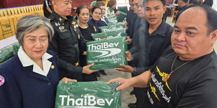 อำนาจเจริญ ปภ.จังหวัดมอบผ้าห่มกันหนาวจากบริษัทไทยเบฟเวอเรจจำกัด(มหาชน)ให้กับประชาชนอำเภอปทุมราชวาศา ที่กำลังประสบกับสภาวะภัยหนาว อยู่ในขณะนี้