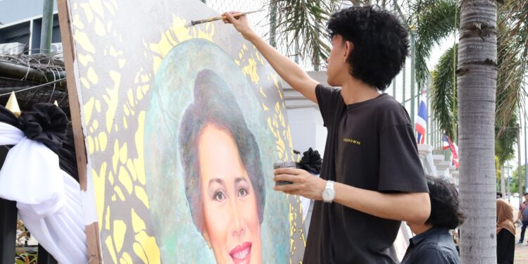 มรภ.ยะลา” รวมพลังศิลปินชายแดนใต้ วาดภาพถวายอาลัย ‘แม่ของแผ่นดิน’ ผ่านปลายพู่กันแห่งความภักดี