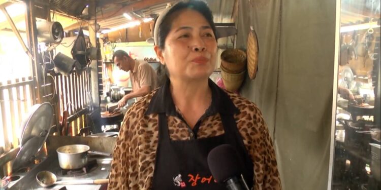 สกลนคร ชิมลาบ ก้อยส้ม ก้อยขม ต้มไส้ขอดร้านยายน้อยหลังราชภัฏ