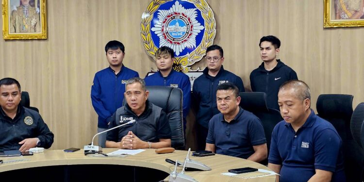 สืบนครบาล รวบ 3 ผู้ต้องหา LGBTQ แก๊งอินฟลูฯ สอนเทรดหุ้น แฮ็กระบบข้อมูลบริษัท พบประวัติก่อเหตุ 3 แห่ง รวมมูลค่ากว่า 31 ล้านบาท