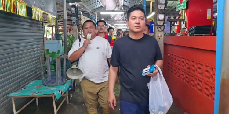 นนทบุรี “เต้ พระราม 7” จี้รัฐบาลเห็นใจชาวเกาะเกร็ด ลุยน้ำจนเท้าเปื่อย–ขายของลำบาก ชี้เยียวยา 9,000 บาท ไม่พอใช้ชีวิตกลางน้ำ