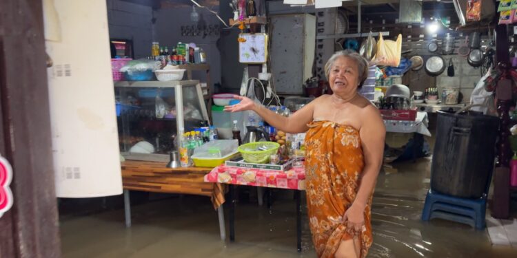 นนทบุรี แม่ค้าตามสั่งเกาะเกร็ดผัดข้าวแช่น้ำ สู้ไม่ไหว ปิดร้านหนีน้ำ ขายได้แค่ 3 กล่องต่อวัน กังวนเขื่อนระบายน้ำเพิ่ม