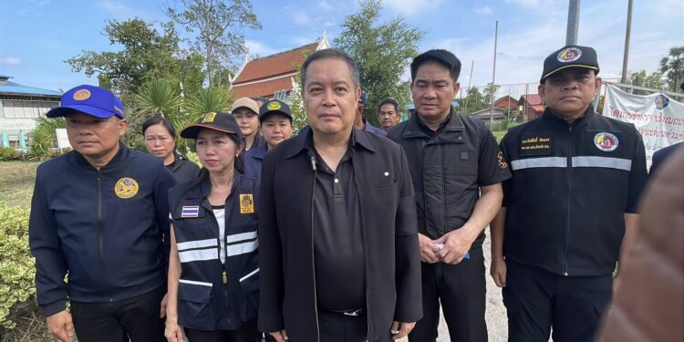 ปทุมธานี ผู้ว่าปทุมฯ ลุยติดตามสถานการณ์น้ำท่วมเยี่ยมประชาชน ขนาดที่น้ำเจ้าพระยาสูงขึ้นเร่งเสริมแนวคันกันน้ำกันวุ่น