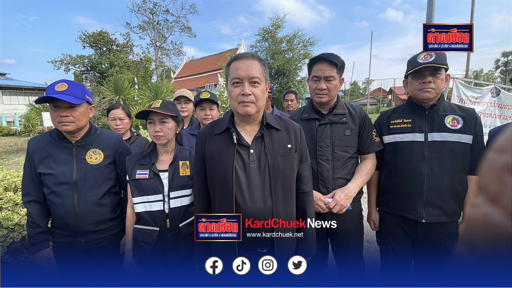 ปทุมธานี ผู้ว่าปทุมฯ ลุยติดตามสถานการณ์น้ำท่วมเยี่ยมประชาชน ขนาดที่น้ำเจ้าพระยาสูงขึ้นเร่งเสริมแนวคันกันน้ำกันวุ่น