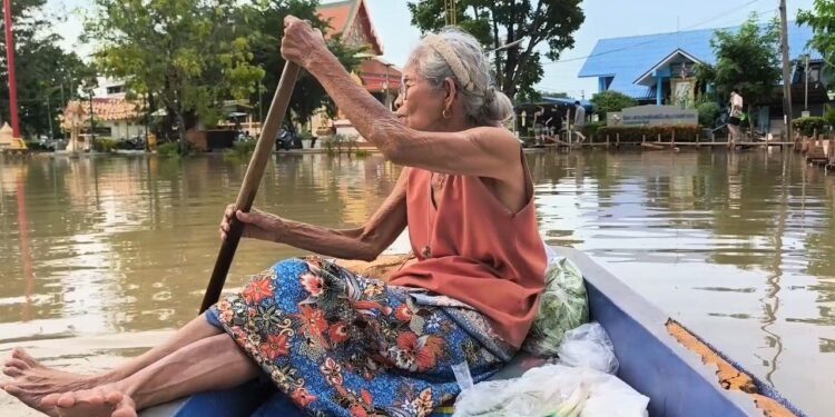 นนทบุรี คุณยายวัย 80 เดือดร้อนหนัก น้ำท่วมชุมชนวัดตาลกว่า 3 เดือน ต้องใช้เรือสัญจร ขายของไม่ได้