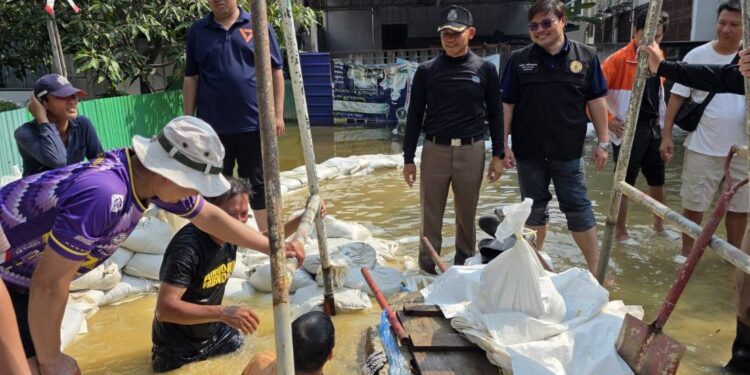 นนทบุรี วัดศรีประวัติเดือดร้อน! น้ำทะเลหนุนล้นคลองมหาสวัสดิ์ ท่วมเข้าวัด ผกก.สภ.ปลายบางลุยช่วยพระและชาวบ้าน