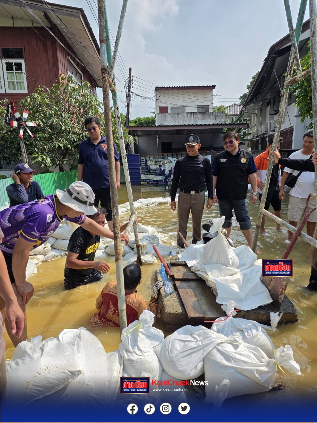นนทบุรี วัดศรีประวัติเดือดร้อน! น้ำทะเลหนุนล้นคลองมหาสวัสดิ์ ท่วมเข้าวัด ผกก.สภ.ปลายบางลุยช่วยพระและชาวบ้าน