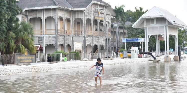 เทศบาลนครนนทบุรีเร่งเสริมแนวกระสอบทรายป้องกันน้ำเจ้าพระยาล้นตลิ่ง