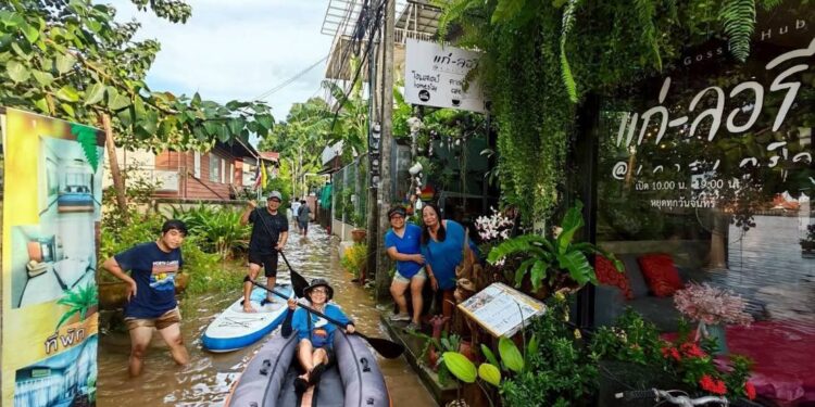 นนทบุรี เจ้าของร้านอาหารดังเกาะเกร็ด แก่-ลอรี่ เปิดร้านสู้น้ำ ประกาศคนในชุมชน ใครเดือดร้อนไม่มีห้องน้ำบ้านน้ำท่วมไม่มีที่อยู่ พักโฮมสเตย์ฟรี