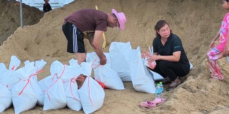 นนทบุรี ปากเกร็ดไม่ประมาท! เทศบาลเร่งเสริมแนวกั้นน้ำ รับมือการระบายน้ำจากเขื่อนเจ้าพระยา พร้อมดูแลชาวบ้าน 24 ชม.