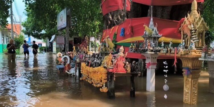 นนทบุรี เกาะเกร็ดอ่วม ต้นโพธิ์สองกุมารพี่จุก พี่แกละ ถูกน้ำซัดแรงรูปปั้นกุมารจมน้ำพังเสียหาย