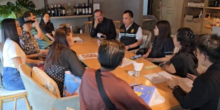 นนทบุรี โผล่อีก! กลุ่มตัวแทนผู้เสียหายกว่า 100 ราย ร้อง บ.รับเหมาก่อสร้าง เบิกงวดแรกแล้วชิ่งหนี ยื่นปิดบริษัททั้งที่สร้างบ้านไม่เสร็จ