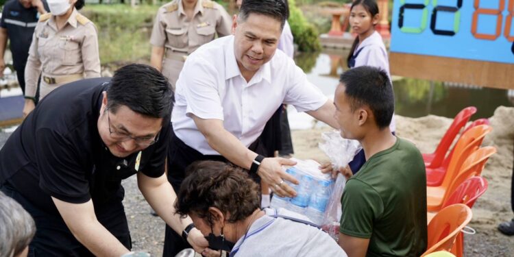 สส.ท็อป-สส.ยอร์ช มอบถุงยังชีพ อธิบายเส้นทางน้ำจากเหนือออกอ่าวไทย