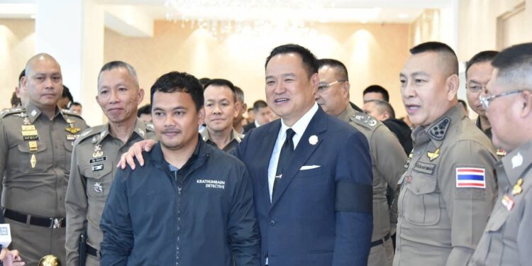 นายกรัฐมนตรี และ ผบ.ตร. ชื่นชมตำรวจฮีโร่ “จ่าเปิ้ล” พุ่งชาร์จจับกุมทันควันโจรชิงทอง 3 ล้านบาท ยกย่องกล้าหาญ มีจิตวิญญาณผู้พิทักษ์สันติราษฎร์