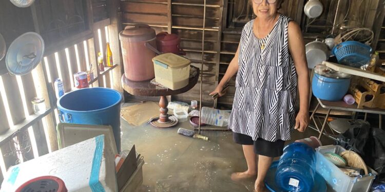 ปทุมธานี บ้านริมเจ้าพระยาเดือดร้อนเรือวิ่งคลื่นซัดของเสียหาย