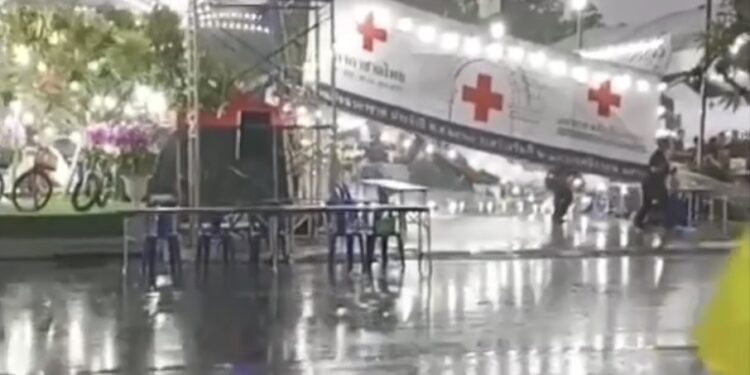 นครปฐม-พายุพักแรง ป้ายงานกาชาดล้มทับผู้ช่วยผู้ใหญ่บ้านเจ็บส่งท้ายงานองค์พระปฐมฯ