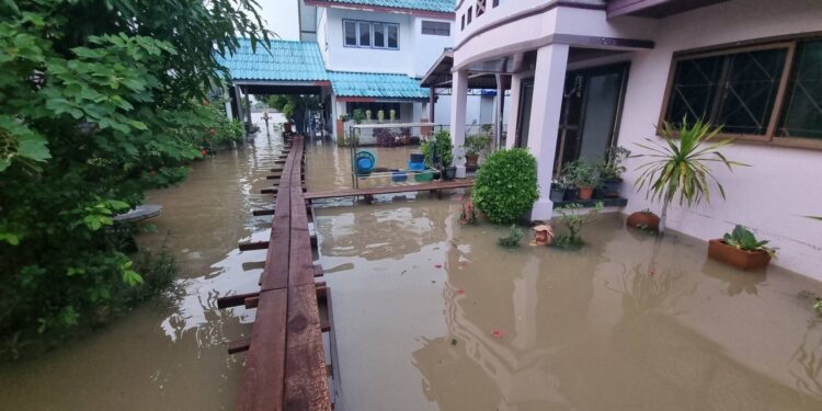 จ.นนทบุรี น้ำเจ้าพระยาล้นตลิ่งเข้าท่วมชุมชน ชาวบ้านยกของขึ้นที่สูง