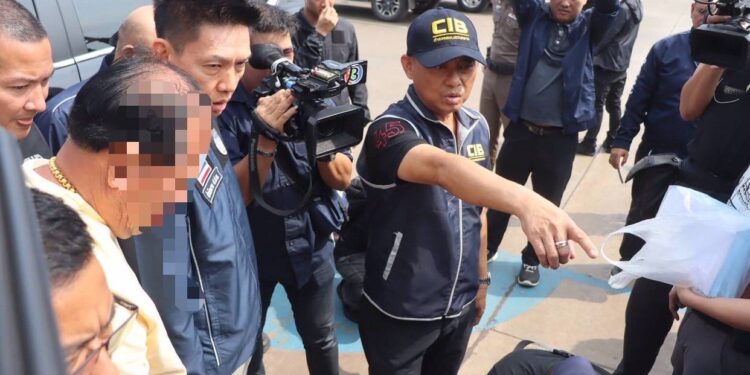 บิ๊กเต่า ยกทีมตำรวจ ปปป. สนธิกำลังร่วม ป.ป.ท. ซ้อนแผนจับ เลขา นายก อบต.หัวหว้า ปราจีนบุรี รวมหัวหัวหน้าช่าง ข่มขู่ผู้ประกอบการว่าจ้างรับเหมาถมดิน รีดเงิน 6.5 ล้านบาท แลกออกใบอนุญาตก่อสร้างโกดัง ยังปากแข็งยืนกรานปฏิเสธ แม้ถูกรวบพร้อมของกลางเงินสด 2.5 ล้าน