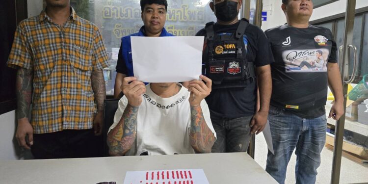 ปราจีนบุรี-“ อำเภอศรีมหาโพธิ เดินหน้าปราบปรามยาเสพติดอย่างต่อเนื่อง ”ตามจับยาบ้ากลางดึก       