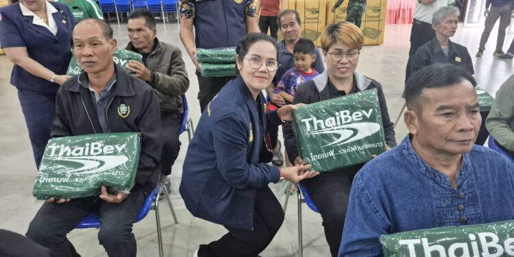 อำนาจเจริญ ปภ.จังหวัดลุยแจกจ่ายผ้าห่มกันหนาวจากบริษัทไทยเวฟเวอเรจจำกัด(มหาชน)อย่างต่อเนื่องให้กับประชาชนอำเภอเมืองอำนาจเจริญ        