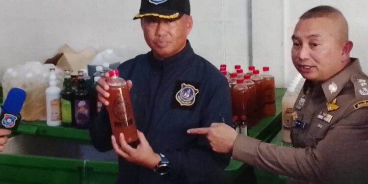 ตำรวจ ปส.จับมือ อย.ทลายเครือข่ายผลิดน้ำกระท่อมผสมยาแก้ไอ,แก้ปวด ขายนักท่องเที่ยว… ยึดทรัพย์กว่า 320 ล้านบาท