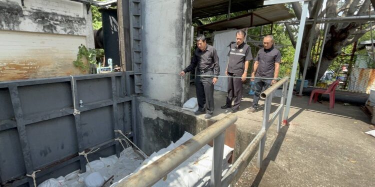 ปทุมธานี นายกบ้านใหม่ฉุนสั่งจับคนลักลอบลักเปิดประตูน้ำและขโมยกระสอบทรายดำเนินคดีถึงที่สุด