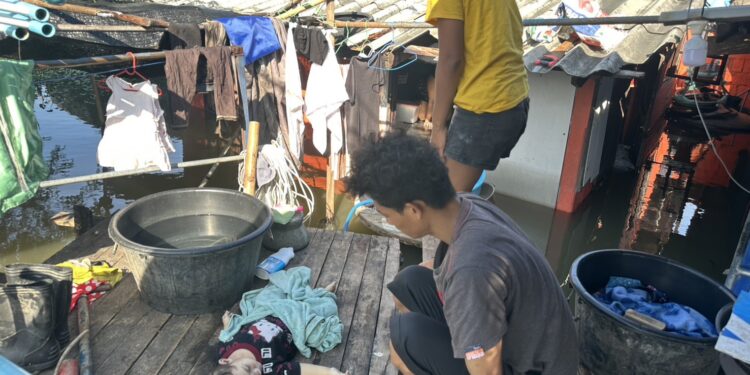 นครปฐม-พ่อแม่เผลอหลับ ลูกแฝด ฝากญาติเลี้ยง พลัดตกน้ำท่วมดับ 1 คน