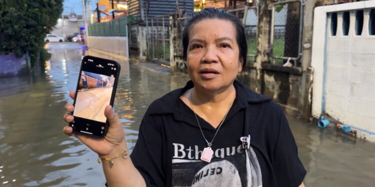 นนทบุรี ชุมชนวัดน้อยนอกเดือดร้อนถนนพังยับ ท่วมสูง 50 ซม. ยางมะตอยหลุดลอยเข้าบ้าน วอนหน่วยงานซ่อมถนนหลังน้ำลด