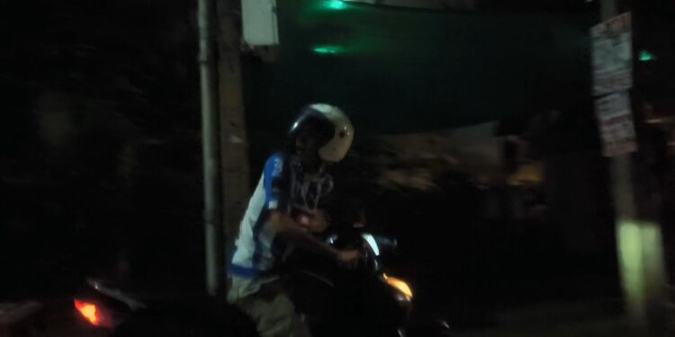 นนทบุรี คลิป กลุ่มวัยรุ่นขี่รถจยย.จุดพลุ ปาปะทัด ใส่กันไปมายามวิกาล แม่ค้ากลัวลูกหลงสะเก็ดไฟเข้าร้านหวั่นแก๊สระเบิด